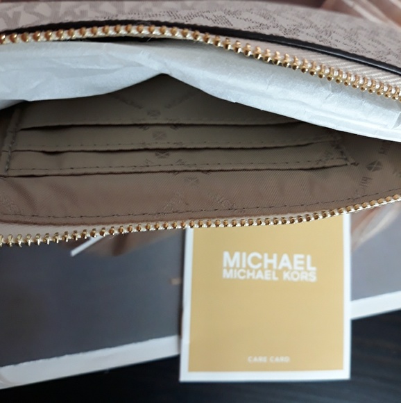❗BACK IN ❗Michael Kors Signature Vanilla Wristlet - Picture 5 of 5